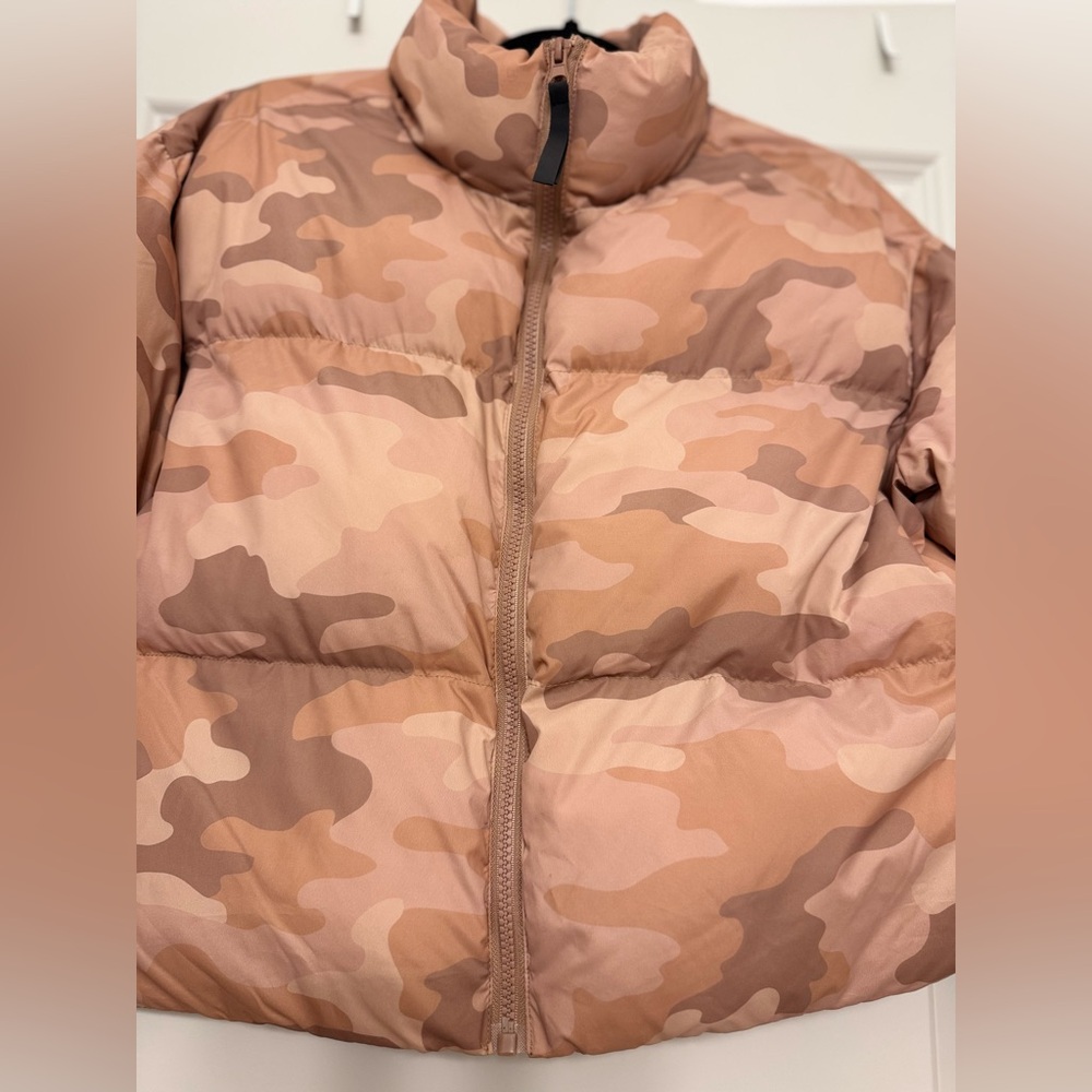 Fabletics Cloudshell Cropped Puffer Jacket XXS Beige Camo - Picture 4 of 15